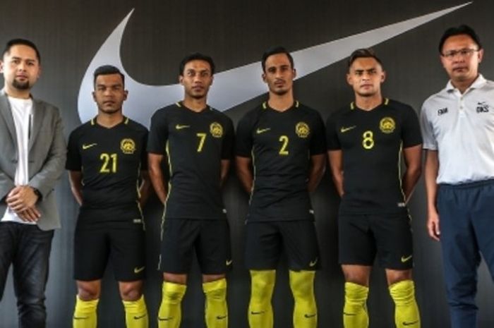 Direktur pemasaran Nike Malaysia, Nino Priambodo (kiri), bersama empat pemain timnas Malaysia yaitu Nazirul Naim Che Hashim, Baddrol Bakhtiar, Matthew Davies, Zaquan Adha Abdul Razak, serta pelatih Ong Kim Swee pada peluncuran jersey terbaru di Majlis Sukan Negara, Bukit Jalil, Senin (15/11/2016).