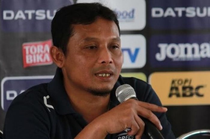 Asisten pelatih Arema, Kuncoro bercerita perjalanan rombongan timnya menuju markas Perseru di Kepulauan Yapen pada Jumat (11/11/2016). 