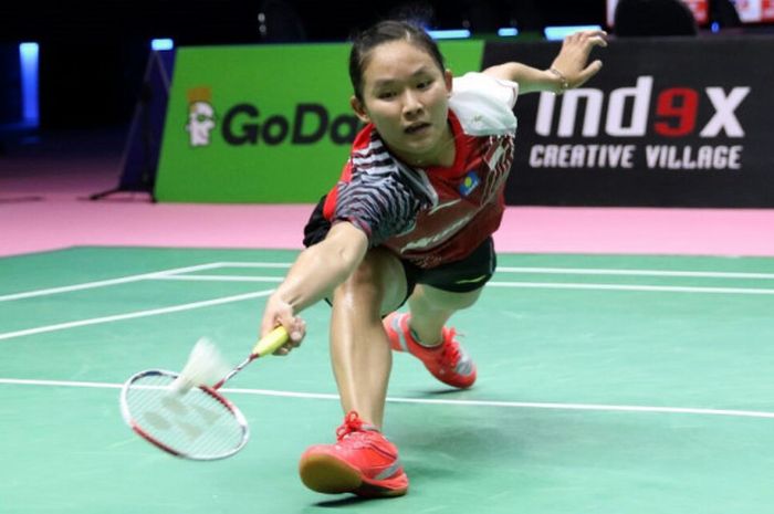 Pebulu tangkis tunggal putri, Ruselli Hartawan, mengantisipasi shuttecock saat melakoni laga kelima antara Indonesia melawan Malaysia pada penyisihan Grup D Piala Uber 2018 di Impact Arena, Bangkok, Thailand, Senin (21/5/2018).