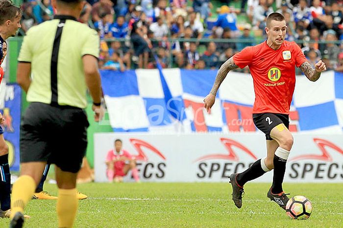 Aksi pemain bertahan Barito Putera, Aaron Evans (kanan), saat menggiring bola dalam laga uji coba melawan Arema FC di Stadion Gajayana Malang, Jawa Timur, Minggu (14/01/2018) sore.