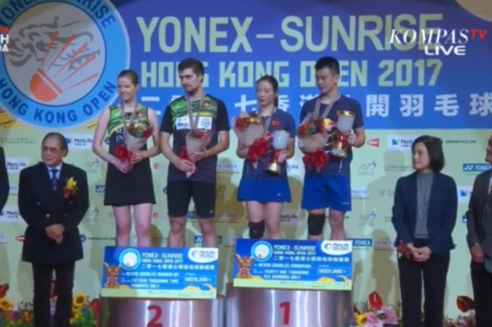 Ganda campuran China, Zheng Siwei/Huang Yaqiong, berhasil meraih gelar juara Hong Kong Open 2017, Minggu (26/11/2017). 