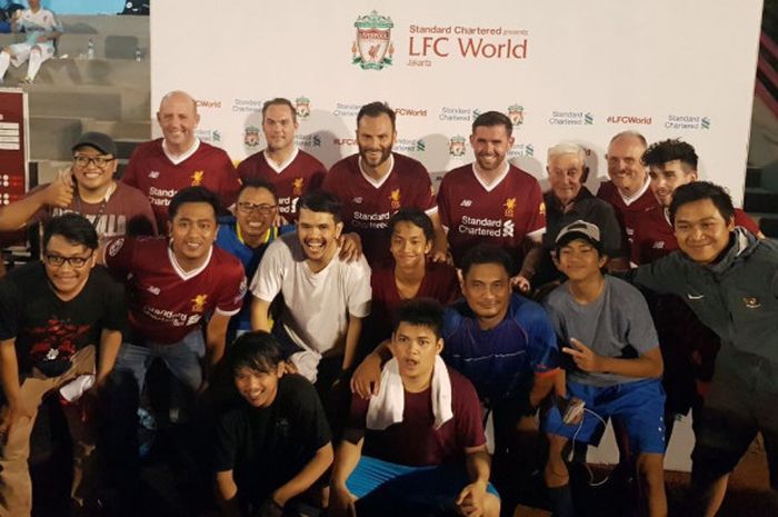 Tim BolaSport dan Tabloid BOLA berpose bersama para legenda Liverpool usai pagelaran turnamen 5-a-side LFC World di GOR Pertamina, Simprug, Jakarta (11/3/2018).