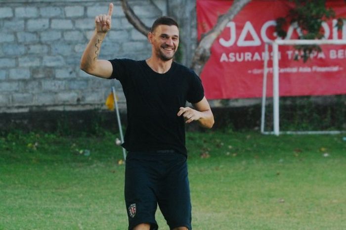 Pemain asing baru Bali United, Zoran Knezevic, dalam sesi latihan tim.