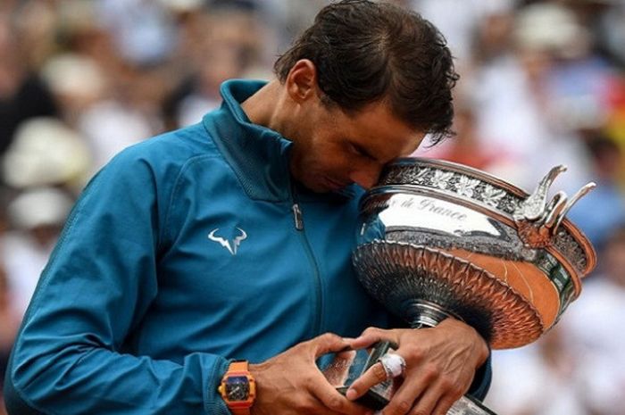 Ekspresi Rafael Nadal (Spanyol) saat memeluk piala usai memenangkan partai final sektor tunggal putra Roland Garros 2018, Minggu (10/6/2018).