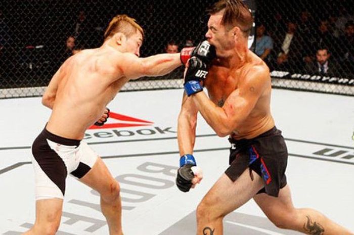 Bang Tae Hyun (kiri) saat menghadapi Leo Kuntz pada UFC Night 79, November 2015