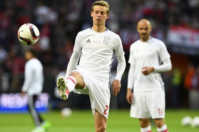 Gelandang Ajax Amsterdam, Frenkie de Jong, saat melakukan pemanasan jelang pertandingan final Liga Europa 2016-2017 menghadapi Manchester United di Stadion Friends Arena, Solna, Swedia, pada 24 Mei 2017.