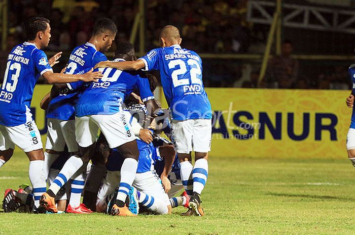 Pemain Persib Bandung merayakan gol yang dicetak Oh In-kyun saat melawan Barito Putera dalam laga pekan ke-17 Liga 1 2018 di Stadion 17 Mei, Banjarmasin, Minggu (22/7/2018).