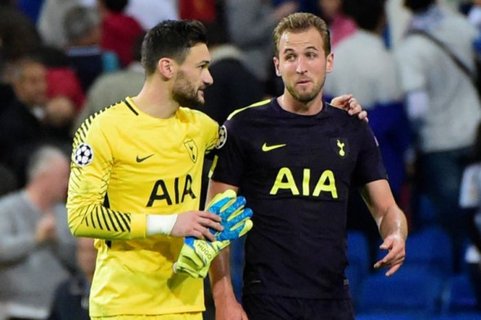 Kiper Tottenham Hotspur, Hugo Lloris (kiri), berbicara dengan Harry Kane seusai laga Grup H Liga Champions kontra Real Madrid di Stadion Santiago Bernabeu, Madrid, Spanyol, pada 17 Oktober 2017.