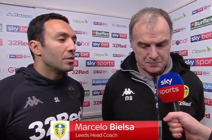 Pelatih Leeds United, Marcelo Bielsa (kanan), mengaku timnya memata-matai latihan Derby County sebelum berlaga.