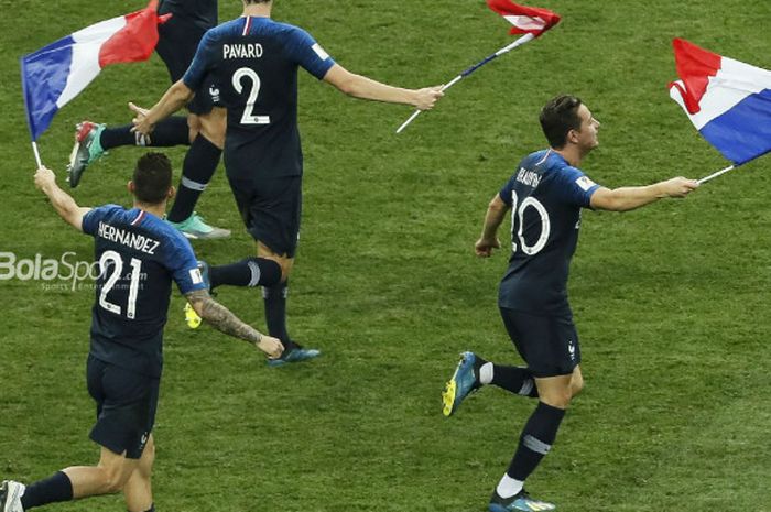 Bek Atletico Madrid, Lucas Hernandez,  merayakan kemenangan Prancis atas Kroasia dalam laga final Piala Dunia 2018 di Stadion Luzhniki, Moskow, 15 Juli 2018.  