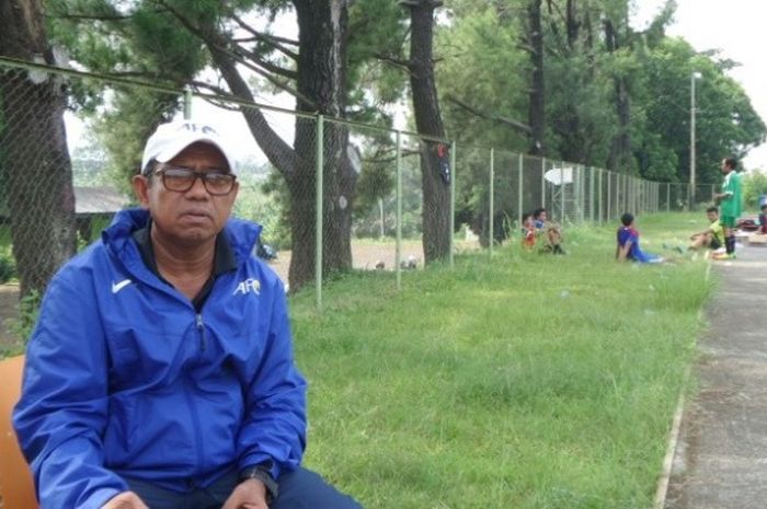 Instruktur pelatih PSSI, Imral Abus dalam sesi ujian praktek kursus pelatih lisensi A AFC di National Youth Training Centre PSSI, Sawangan, Depok, Rabu (1/3/2017) pagi. 