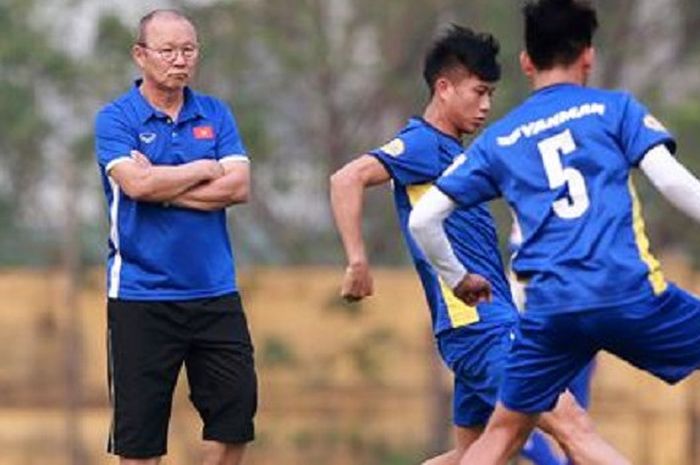 Pelatih timnas U-23 Vietnam, Park Hang-seo mengamati anak-anak asuhnya berlatih. 