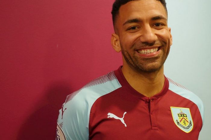 Aaron Lennon resmi bergabung dengan Burnley