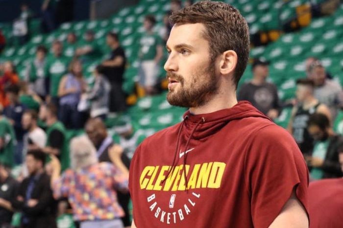 Kevin Love (Cleveland Cavaliers) saat melakukan persiapan pada salah satu laga playoff NBA 2017/18 kontra Boston Celtics.