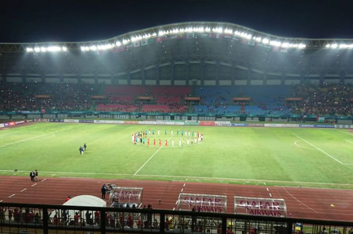 Seusai Indonesia versus Palestina, para pemain dari kedua kubu berkumpul di tengah lapangan.