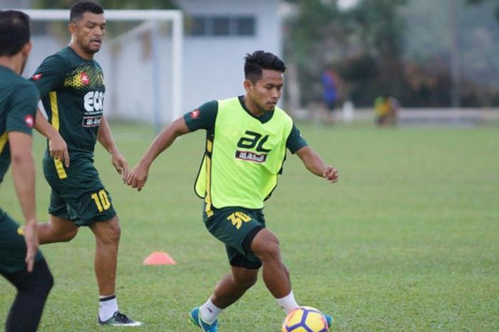   Winger Andik Vermansah menguasai bola saat melakoki latihan Kedah FA di Stadion Darul Makmur, Alor Setar pada 9 April 2018.  