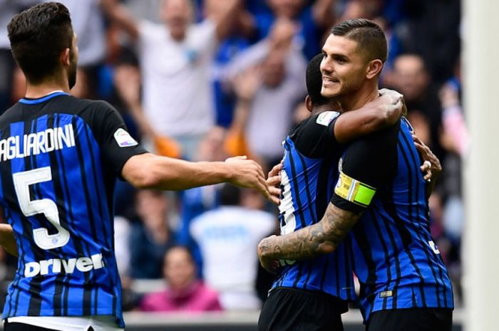 Striker Inter Milan, Mauro Icardi (kanan), merayakan gol yang ia cetak ke gawang SPAL dalam laga Liga Italia 2017-2018 menghadapi SPAL di Stadio Giuseppe Meazza,Milan, Italia, pada Minggu (10/9/2017).