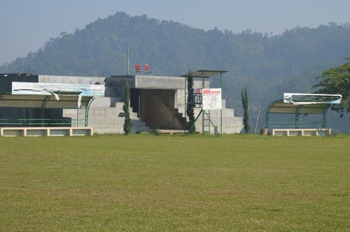 Tempat untuk transit pemain dan match commissioner di Lapangan Plumbon, Kecamatan Tawangmangu, Kabupaten Karanganyar, Surakarta.