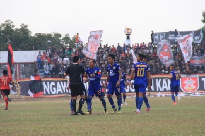 Kapten Persiba Balikpapan, Siswanto, protes kepada wasit dalam laga kontra tuan rumah PS Mojokerto Putra pada Selasa (10/7/2018).