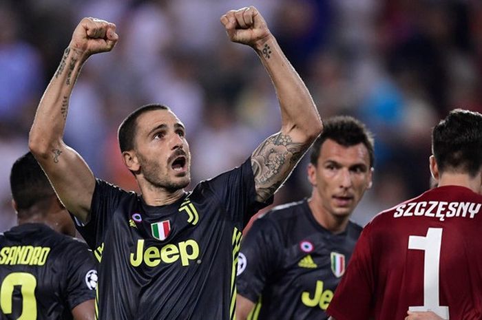 Bek Juventus, Leonardo Bonucci, merayakan kemenangan timnya atas Valencia dalam laga Grup H Liga Champions di Stadion Mestalla, Valencia, Spanyol pada 19 September 2018.