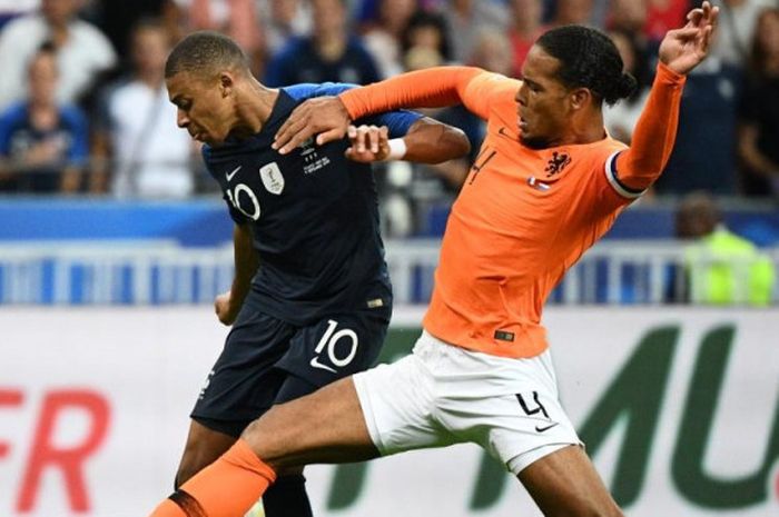 Virgil van Dijk (kanan) berupaya merebut bola dari Kylian Mbappe dalam partai UEFA Nations League antara timnas Prancis lawan Belanda di Stade de France, Saint-Denis, 9 September 2018.