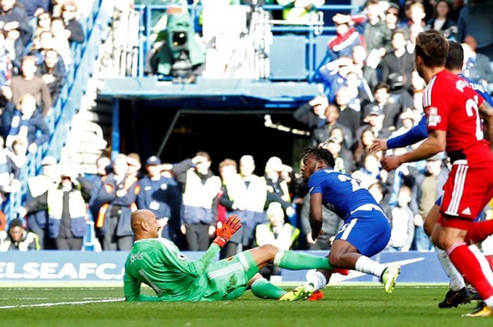 Striker Chelsea, Michy Batshuayi (kedua dari kiri), mencetak gol ke gawang Watford dalam laga Liga Inggris di Stadion Stamford Bridge, London, pada 21 Oktober 2017.