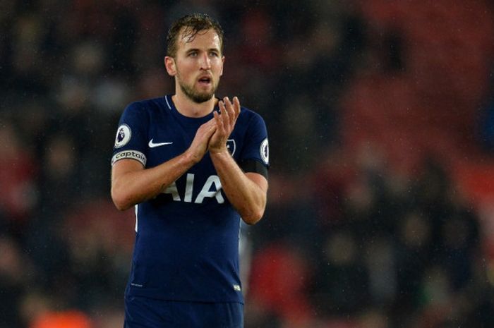 Striker Tottenham Hotspur, Harry Kane, bertepuk tangan ke arah suporter seusai laga Liga Inggris kontra Southampton di Stadion St. Mary's, Southampton, pada 21 Januari 2018.