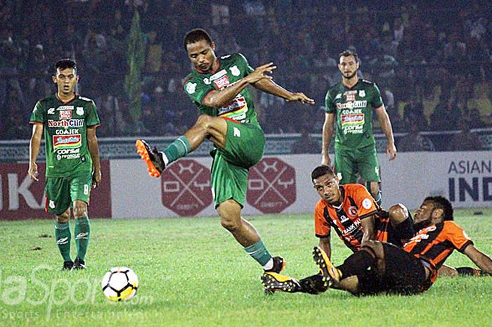  Aksi penyerang PSMS Medan, Sadney Urikhob, saat PSMS Medan menjamu Perseru Serui, Jumat (20/4/2018) malam di Stadion Teladan. 