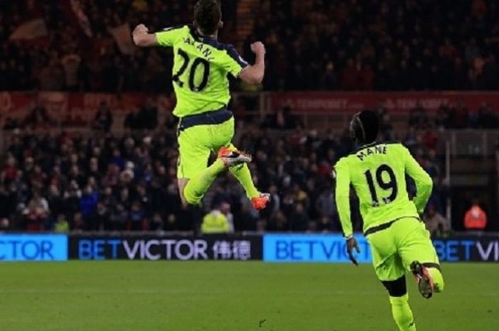 Sadio Mane mengejar Adam Lallana yang sedang merayakan gol Liverpool ke gawang Middlesbrough, Rabu (14/12/2016). 