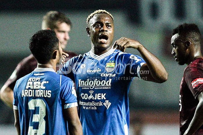                 Bek Persib Bandung, Victor Igbonefo, saat tampil melawan PSM Makassar pada pekan kesepuluh Liga 1 2018 di Stadion GBLA, Bandung, Rabu(23/05/18).                