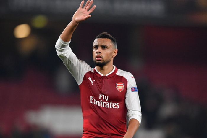 Gestur gelandang Arsenal, Francis Coquelin, setelah pertandingan Grup H Liga Europa 2017-2018 menghadapi Crvena Zvezda di Stadion Emirates, London, Inggris, pada 2 November 2017.