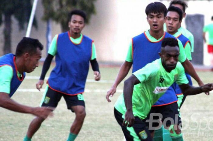 Para pemain Persebaya saat menjalani sesi latihan rutin di lapangan Mapolda Jatim, Selasa (8/8/2017).