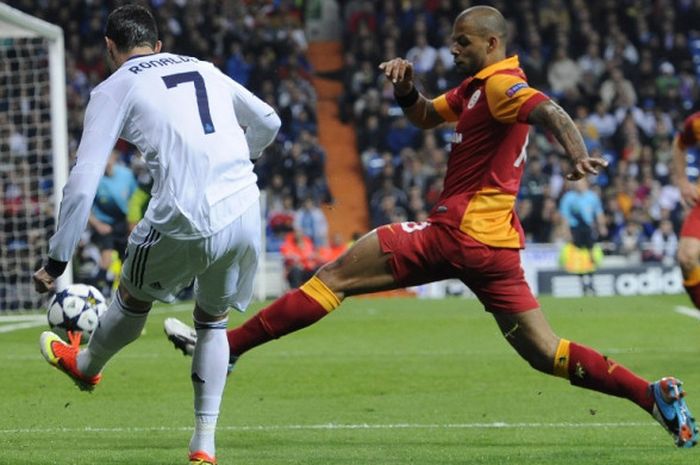 Felipe Melo (kanan) menghalau Cristiano Ronaldo saat Real Madrid melawan Galatasaray pada partai perempat final Liga Champions di Stadion Santiago Bernabeu, 3 April 2013.