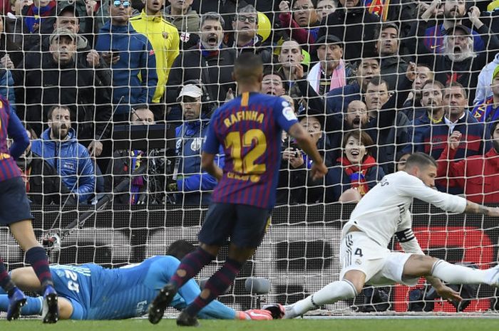 Sergio Ramos gagal menghadang bola tendangan Philippe Coutinho pada laga Barcelona vs Real Madrid dalam pertandingan bertajuk El Clasico di Stadion Camp Nou, 28 Oktober 2018.