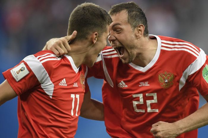 Dua pemain Timnas Rusia, Roman Zobnin dan Artem Dzyuba, merayakan gol dalam laga Grup A Piala Dunia 2018 menghadapi Mesir, 19 Juni 2018 di Saint Petersburg.