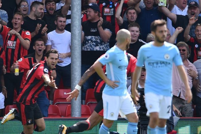 Pemain Bournemouth, Charlie Daniels (kiri), merayakan gol yang dia cetak ke gawang Manchester City dalam laga Liga Inggris di Stadion Vitality, Bournemouth, pada 26 Agustus 2017.