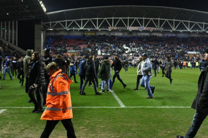 Suporter Wigan Athletic masuk lapangan usai laga antara Wigan Vs Manchester City berakhir di Stadion DW, Wigan, Inggris, pada Minggu (19/2/2018) atau Senin dini hari WIB.