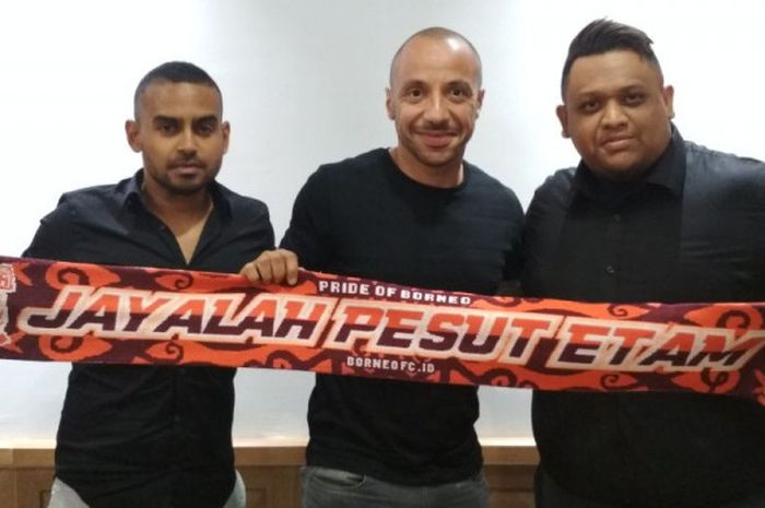 Pemain anyar Borneo FC, Julien Faubert (tengah), berpose bersama sang agen, Alisteer Veerasamy (kiri), dan Presiden Borneo FC, Nabil Husein, di Menara Office 8 Gandaria City, Jakarta, Kamis (18/1/2018)