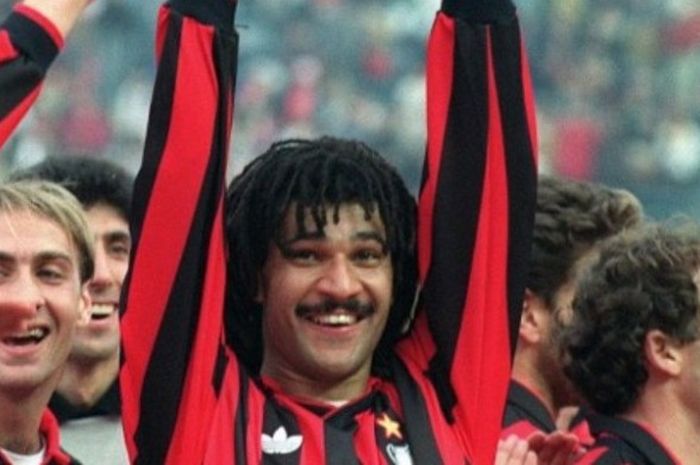 Pemain AC Milan, Ruud Gullit, bersama rekan setimnya merayakan kesuksesan menjuarai Piala Toyota setelah menaklukkan Olimpia dalam laga final di Tokyo, Jepang, 9 Desember 1990.