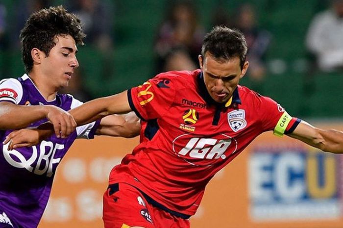 Gelandang Adelaide United, Isaias (kanan) saat beraksi bersama Adelaide United.