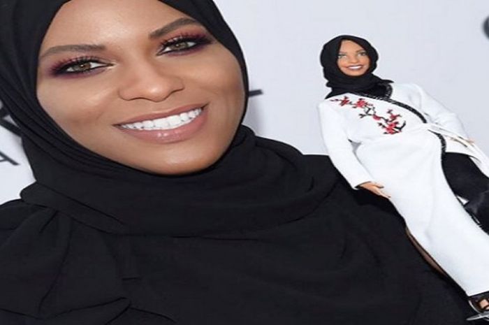 Atlet anggar Amerika Serikat, Ibtihaj Muhammad, saat menunjukkan boneka Barbie berhijab yang akan dirilis 2018.