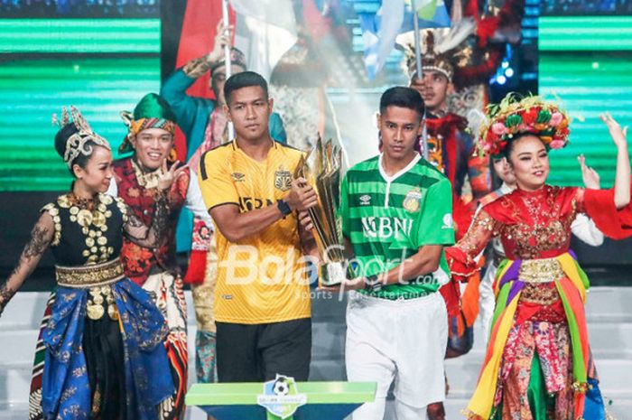 Pemain Bhayangkara FC,  Jajang Mulyana dan Indra Kahfi, membawa trofi Liga 1 di acara peluncuran kompetisi pada Senin (19/3/2018).