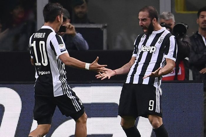 Penyerang Juventus, Gonzalo Higuain, melakukan selebrasi setelah mencetak gol ke gawang AC Milan di San Siro, Sabtu (28/10/2017) malam WIB.