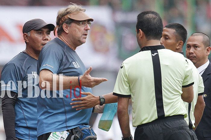 Pelatih PSM Makassar Robert Rene Alberts memprotes keputusan wasit yang menganulir gol Wiljan Pluim (tidak dalam foto)  dalam laga melawan Persija di pekan 20 Liga 1 pada Selasa (15/8/2017) di Stadion Patriot Chandrabhaga, Bekasi.