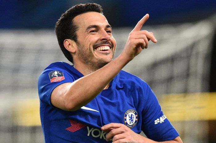 Pemain Chelsea, Pedro Rodriguez, melakukan selebrasi setelah mencetak gol ke gawang Hull City pada laga babak 16 besar Piala FA di Stadion Stamford Bridge, Jumat (16/2/2018) waktu setempat atau Sabtu dini hari WIB. 