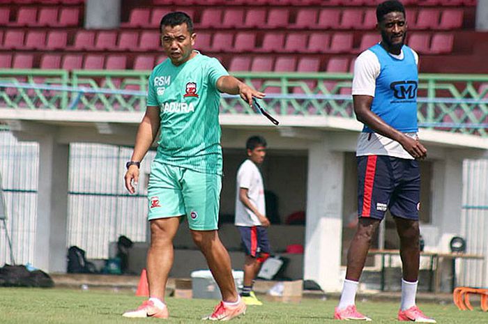 Asisten pelatih Madura United, Rasiman, memberi arahan dalam latihan rutin di Stadion Gelora Bangkalan, Kabupaten Bangkalan, Jawa Timur.