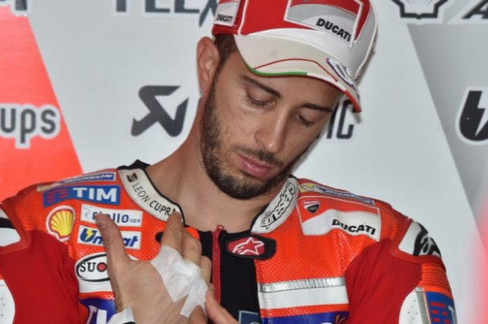 Pebalap Ducati Team, Andrea Dovizioso, bersiap mengikuti latihan ketiga GP Austalia di Sirkuit Phillip Island, Sabtu (21/10/2017).