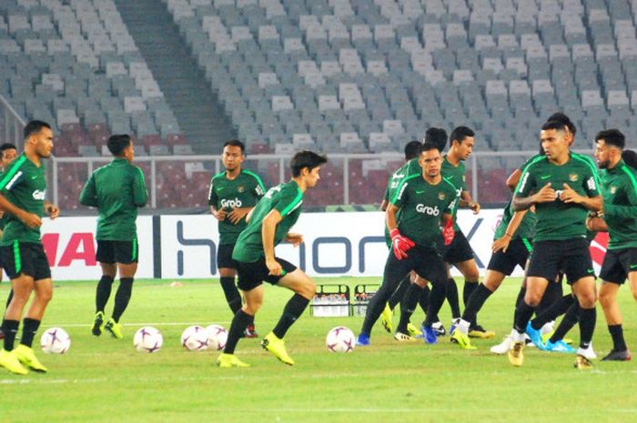 Para pemain timnas Indonesia berlatih di lapangan Stadion Utama Gelora Bung Karno (SUGBK) pada Senin (12/11/2018) jelang laga Piala AFF 2018 kontra Timor Leste.