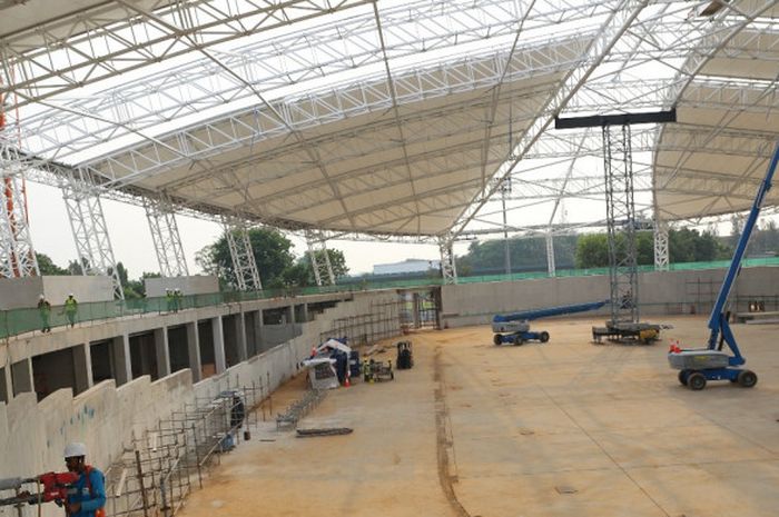 Para pekerja sedang melakukan pekerjaan renovasi Velodrome, Rawamangun, Jakarta Timur, Jumat (3/11/2017).