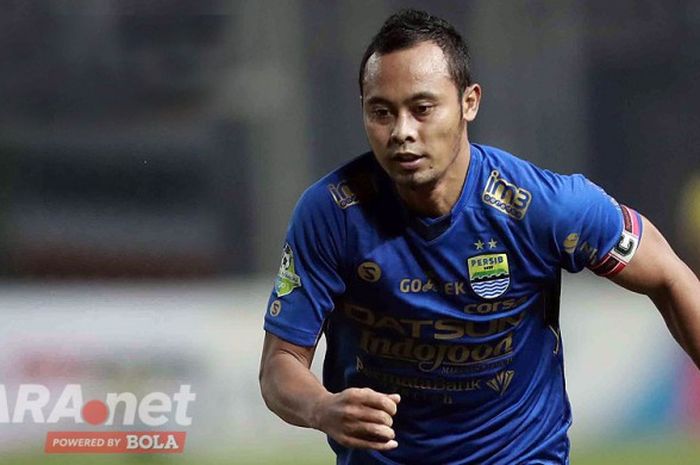 Aksi kapten Persib Bandung, Atep, saat tampil melawan Bhayangkara FC dalam laga lanjutan Liga 1 di Stadion Patriot Chandrabhaga, Bekasi, Minggu (4/6/2017).